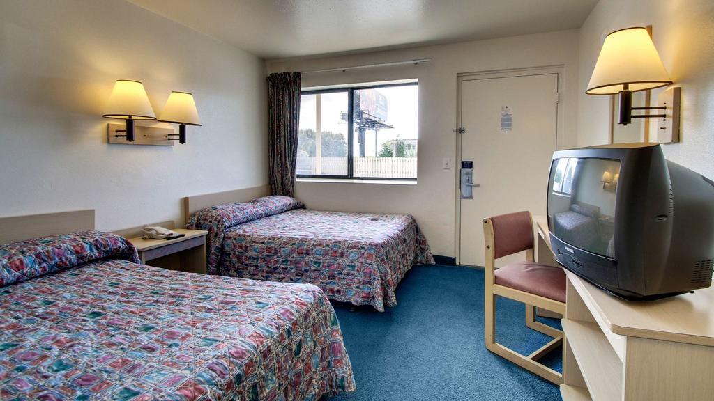 Motel 6 Des Moines South - Airport Экстерьер фото