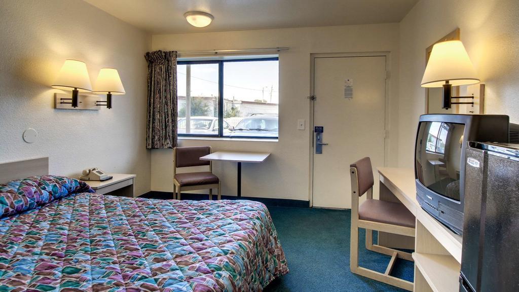 Motel 6 Des Moines South - Airport Экстерьер фото