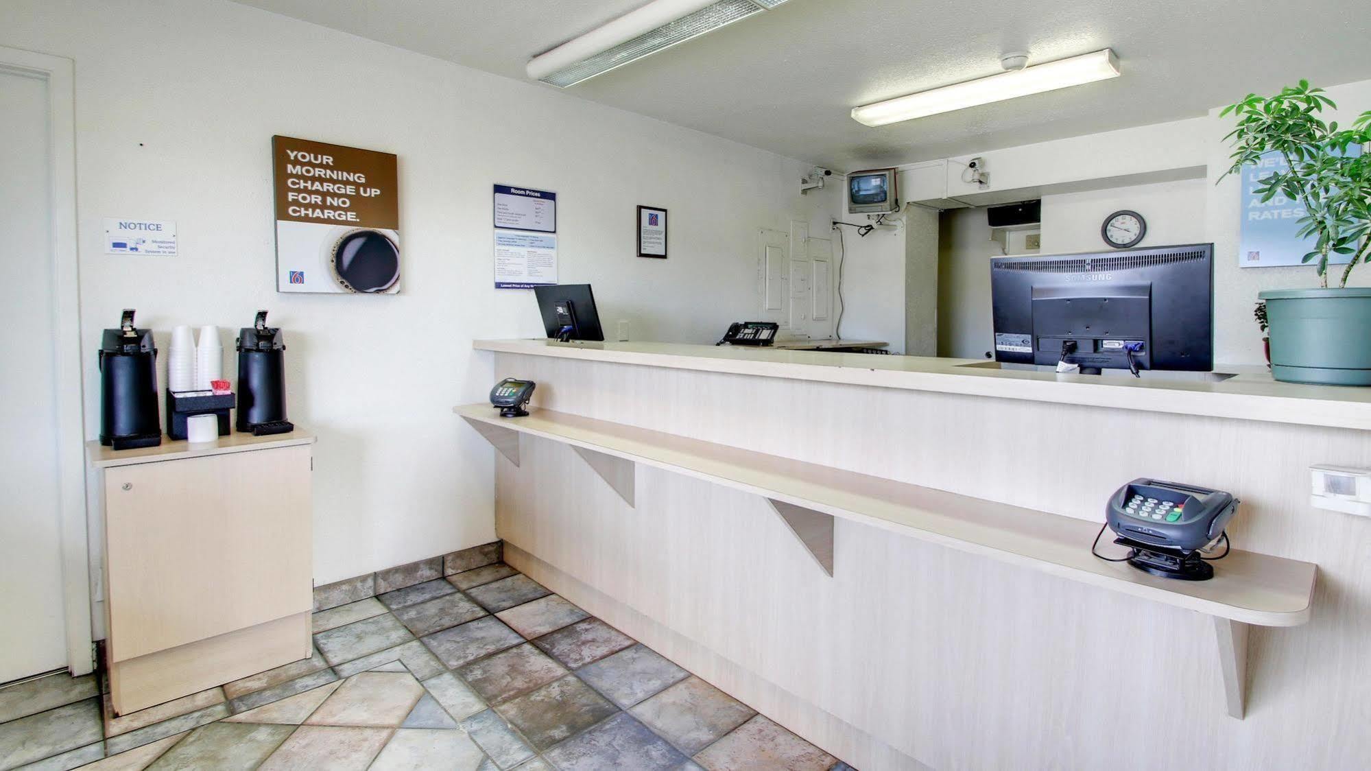 Motel 6 Des Moines South - Airport Экстерьер фото